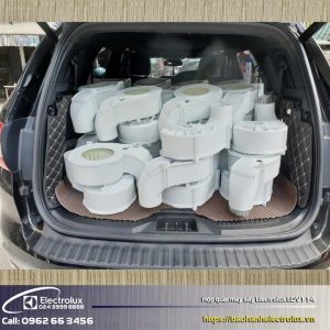 Vật liệu lắp đặt thiết bị điện lạnh, phụ kiện máy lạnh đóng gói trong cốp xe ô tô, dịch vụ sửa chữa điện lạnh tại Nguyên Dương.